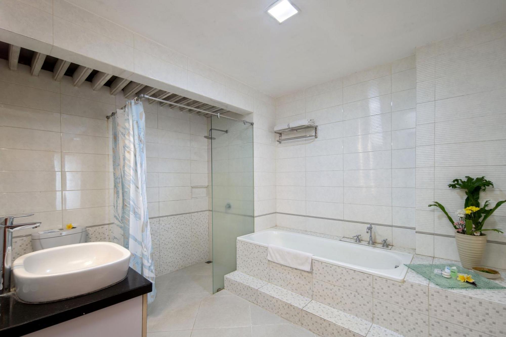 รอยัล ตราวาส โฮเต็ล&คอทเทเจส Hotel ภายนอก รูปภาพ