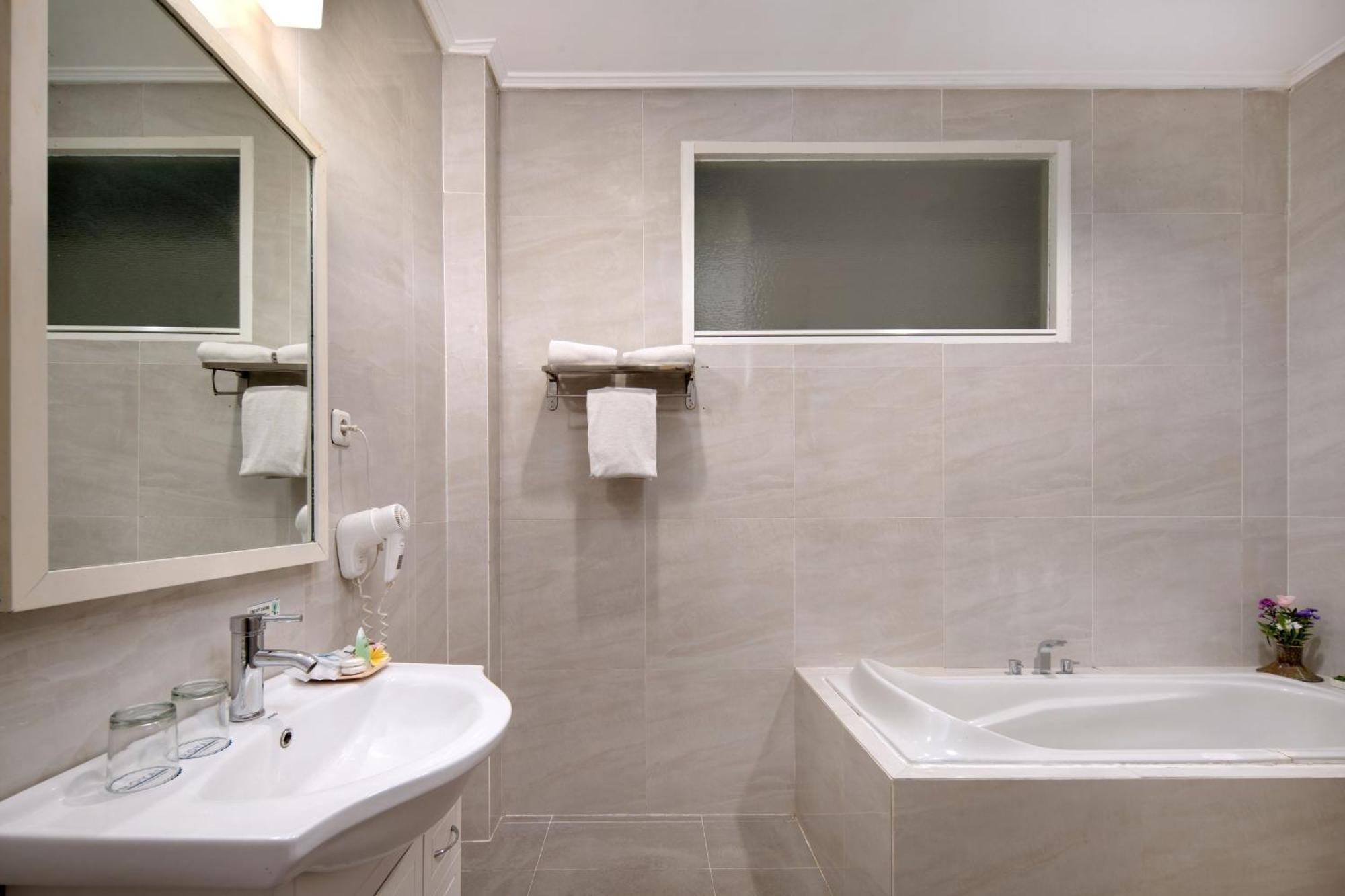 รอยัล ตราวาส โฮเต็ล&คอทเทเจส Hotel ภายนอก รูปภาพ