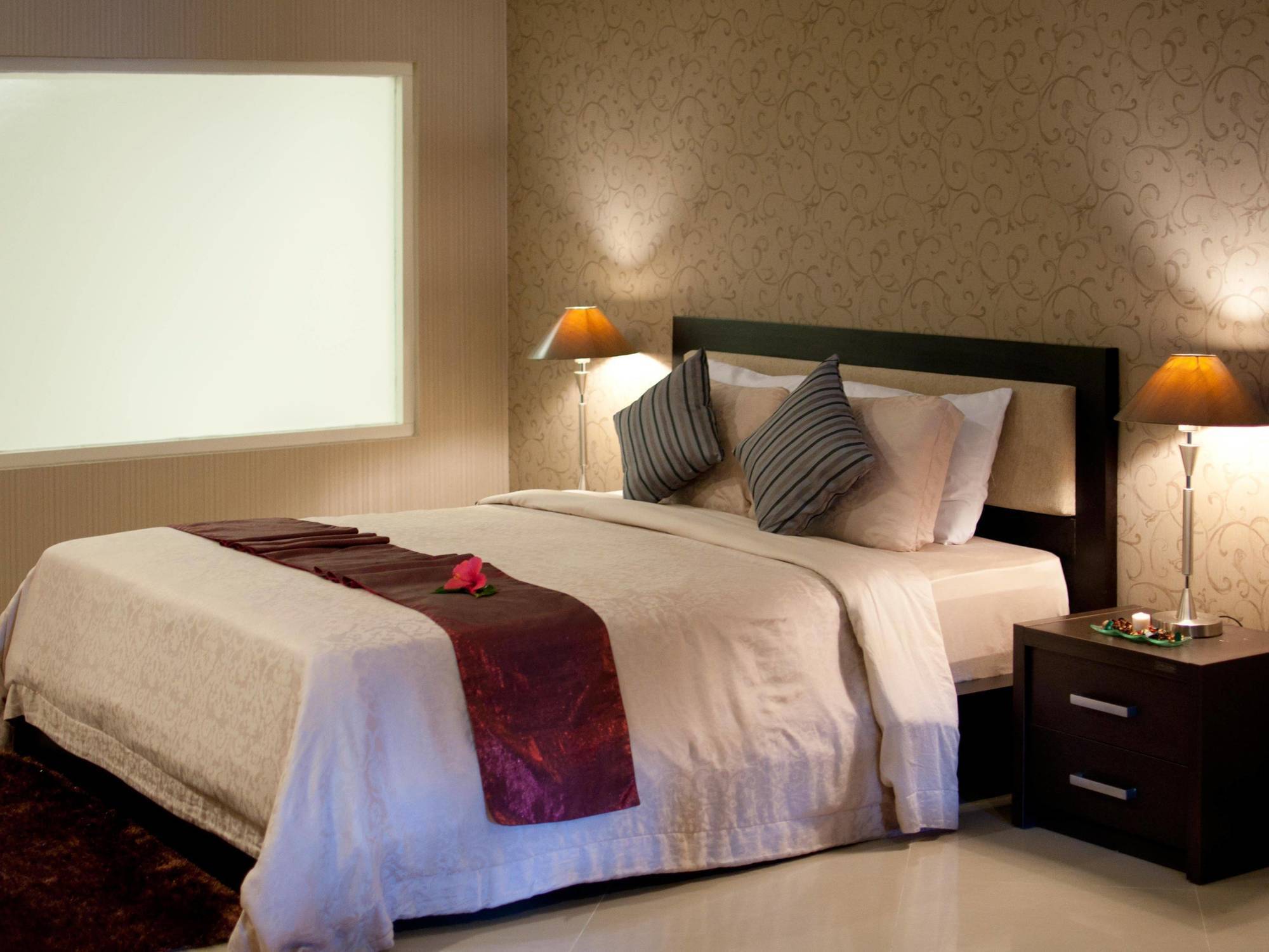 รอยัล ตราวาส โฮเต็ล&คอทเทเจส Hotel ภายนอก รูปภาพ