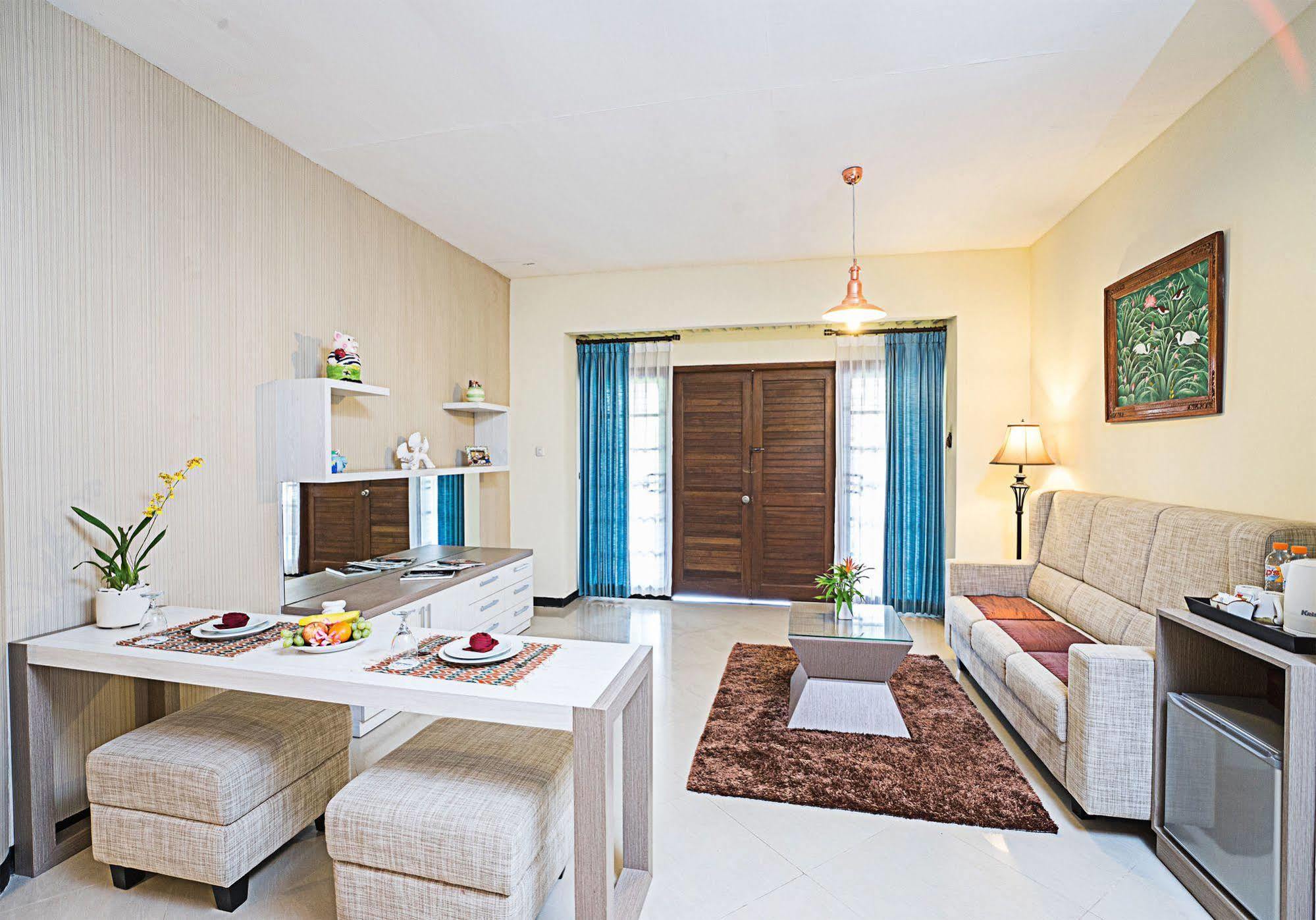 รอยัล ตราวาส โฮเต็ล&คอทเทเจส Hotel ภายนอก รูปภาพ